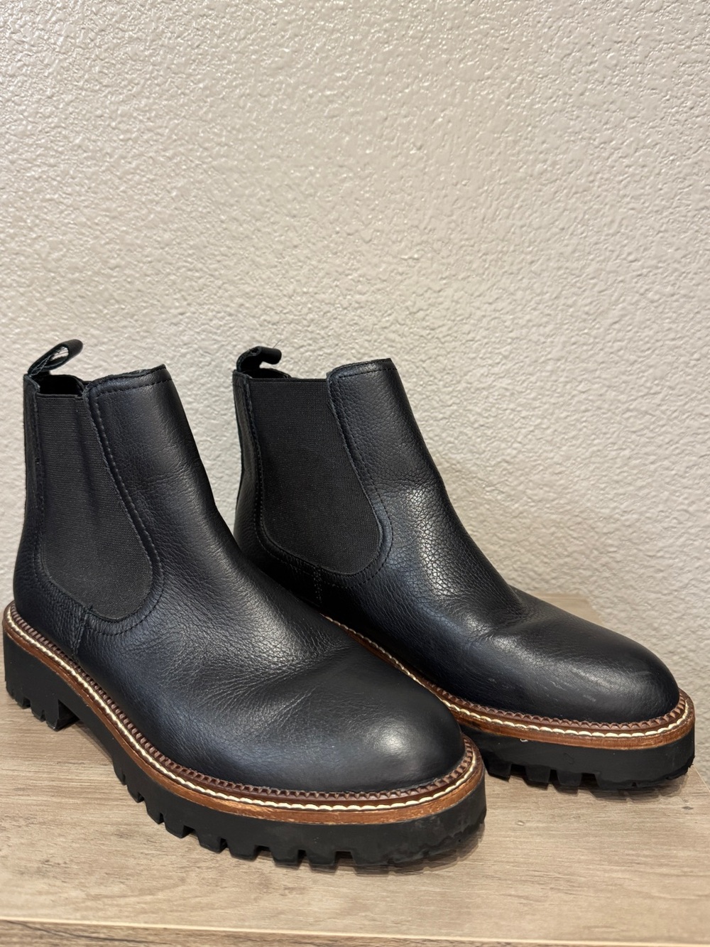 Caslon Miller Water Resistant Lug Chelsea Boots Black Leather Size 9M